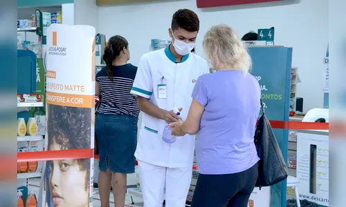 Estabelecimentos prioritários adotam medidas de prevenção da covid-19, em Apucarana
