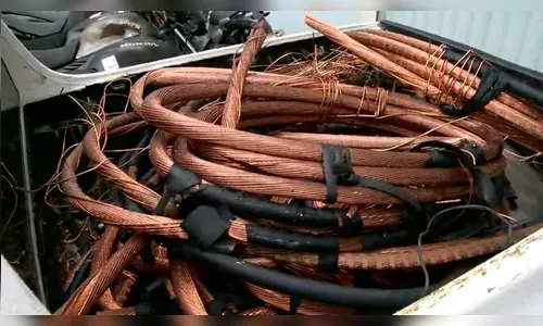 PM prende dois em flagrante por furto de fios de cobre, em Faxinal