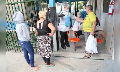 Escolas se mobilizam para distribuir merenda a famílias de estudantes