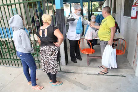 Escolas se mobilizam para distribuir merenda a famílias de estudantes