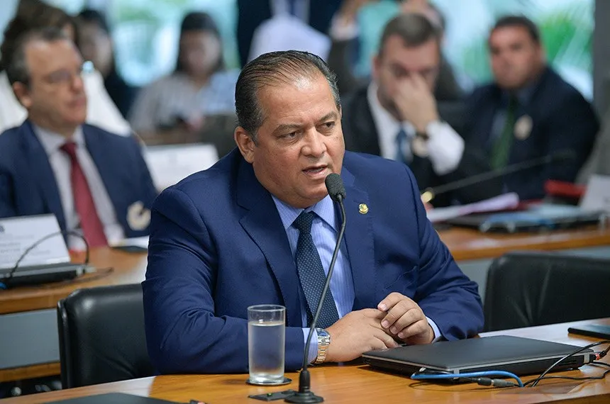 O senador Eduardo Gomes é relator da MP que destina recursos a ministérios para ações contra covid-19.  (Foto: Pedro França/Agência Senado )