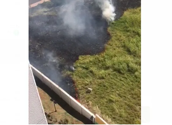 Incêndio em terreno mobiliza bombeiros em Apucarana neste sábado; assista