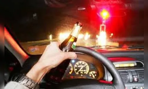 Motorista de 21 anos é preso por dirigir bêbado e bater contra árvore, em Apucarana
