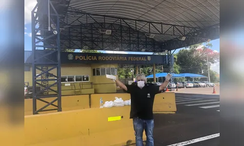 Coronavírus: mecânico distribui marmitas a caminhoneiros à beira de rodovia, em Mandaguari