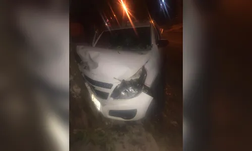 Bandido rouba veículo, causa acidente e PM prende suspeito 