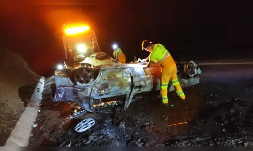 Carro pega fogo após acidente na BR-376