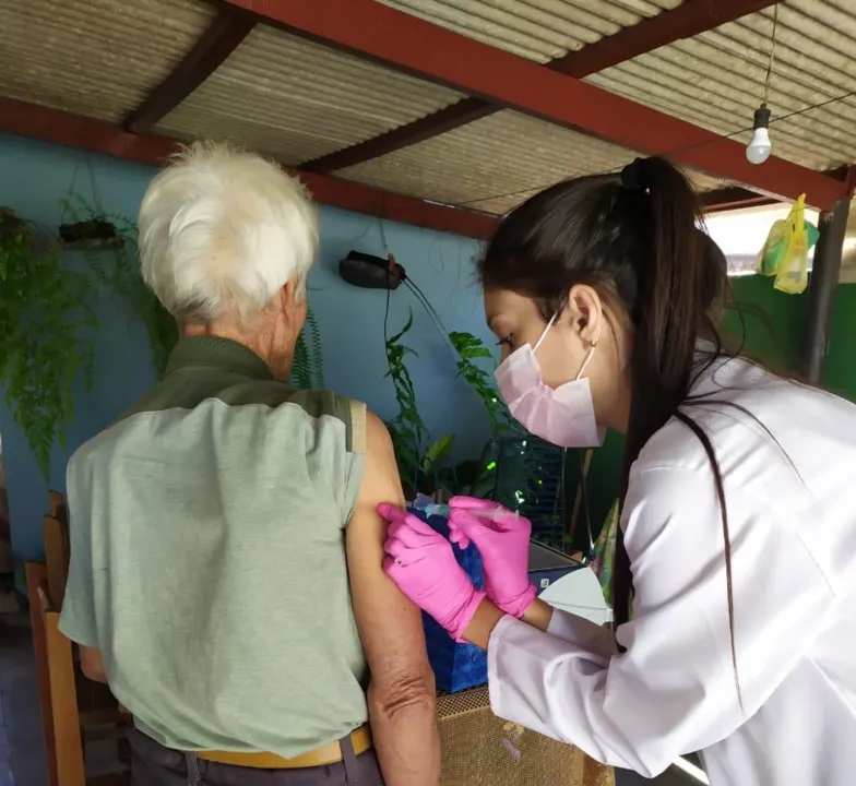 Alunos de enfermagem e farmácia participam de mobilização para vacinação de idosos, em Arapongas