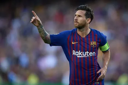 Lionel Messi anuncia que elenco do Barcelona aceitou reduzir salários em 70%