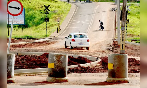 Motoristas 'driblam' interdição para trafegar em trecho em obras na zona norte