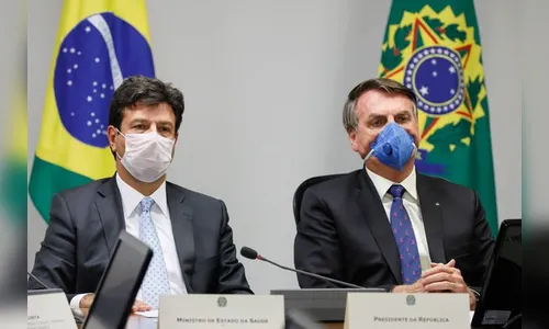 Bolsonaro sai às ruas em desafio a Mandetta