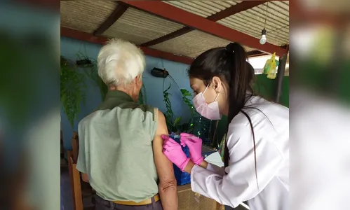 Alunos de enfermagem e farmácia participam de mobilização para vacinação de idosos, em Arapongas