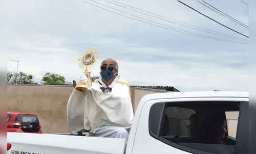 Padre percorre ruas de Jardim Alegre pedindo proteção da população contra coronavírus