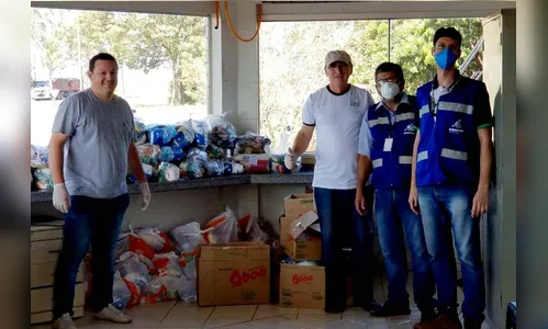 Servidores da Adapar doam alimentos a caminhoneiros