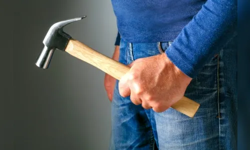 Mulher é agredida a marteladas pelo marido na região