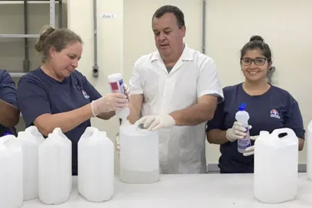 Ipem doa lote de álcool em gel para Defesa Civil