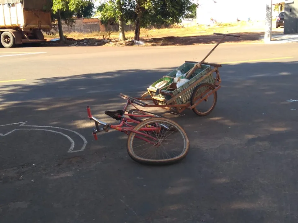 Acidente entre carro e bicicleta deixa duas pessoas feridas em Apucarana 