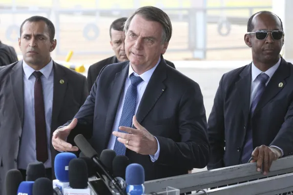 Bolsonaro estimula apoiador a hostilizar imprensa; jornalistas deixam entrevista