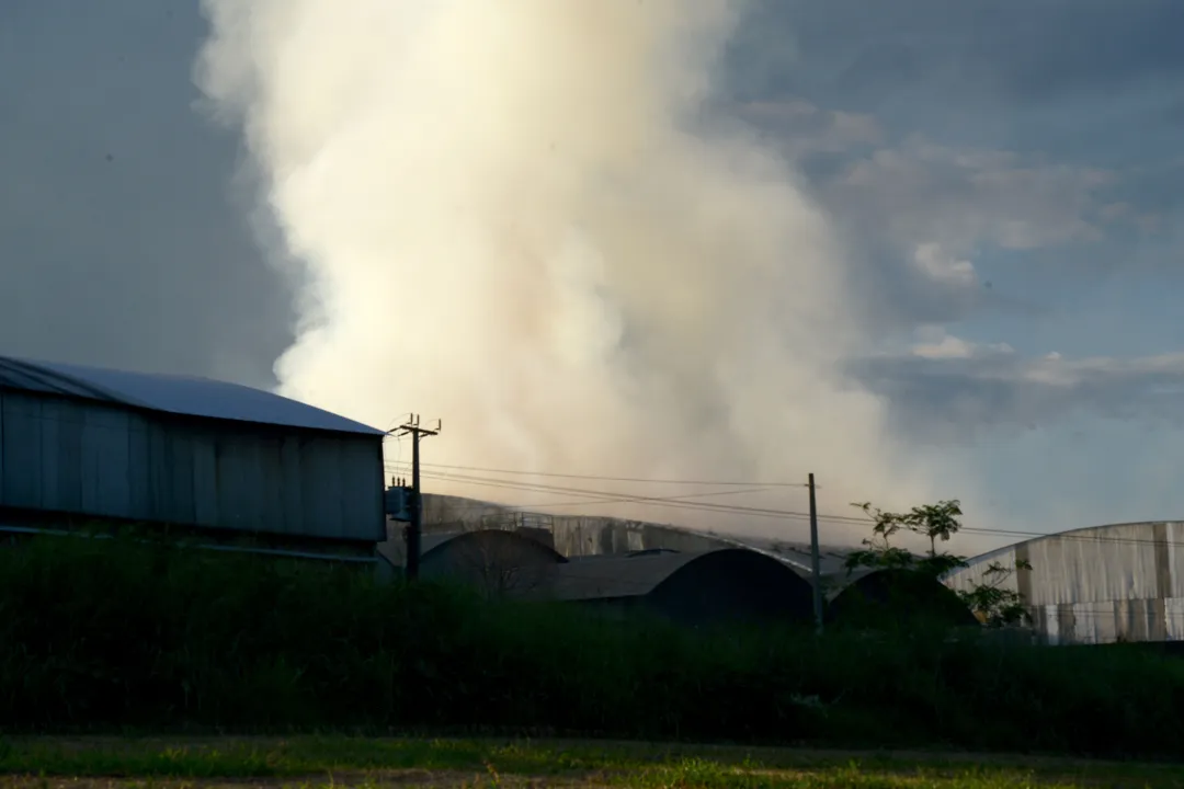 Incêndio em barracão industrial mobiliza bombeiros em Arapongas