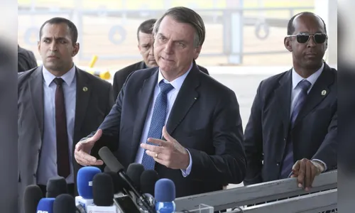 Bolsonaro estimula apoiador a hostilizar imprensa; jornalistas deixam entrevista