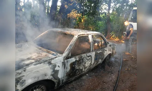 Bandidos assaltam posto e colocam fogo em carro, em São João do Ivaí