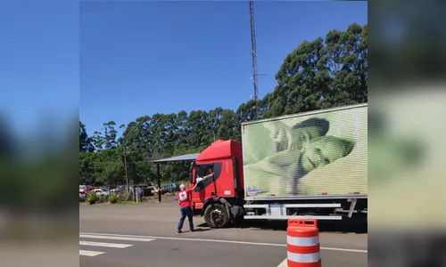 Cruz Vermelha distribui marmitas para caminhoneiros em Rolândia