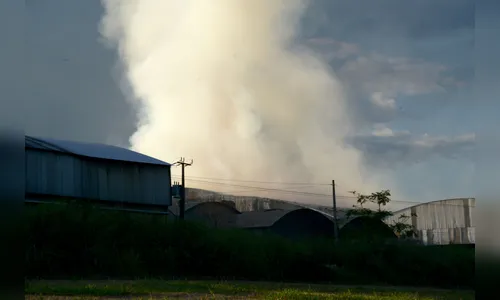 Incêndio em barracão industrial mobiliza bombeiros em Arapongas