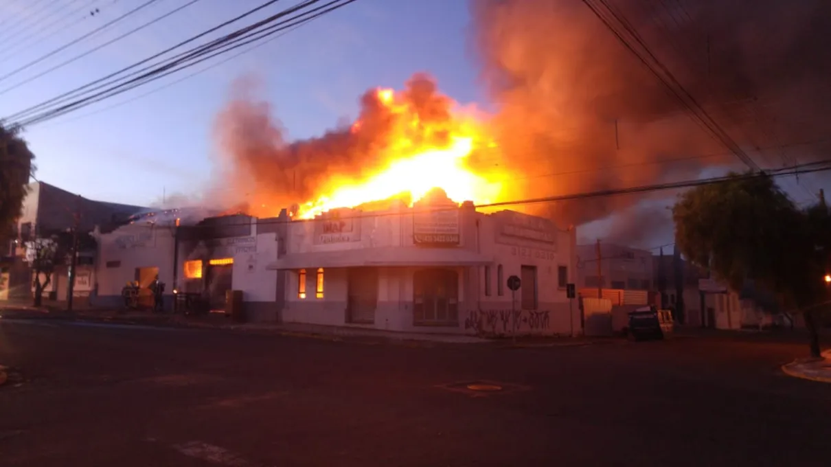 Incêndio de grandes proporções em Apucarana destrói comércios 