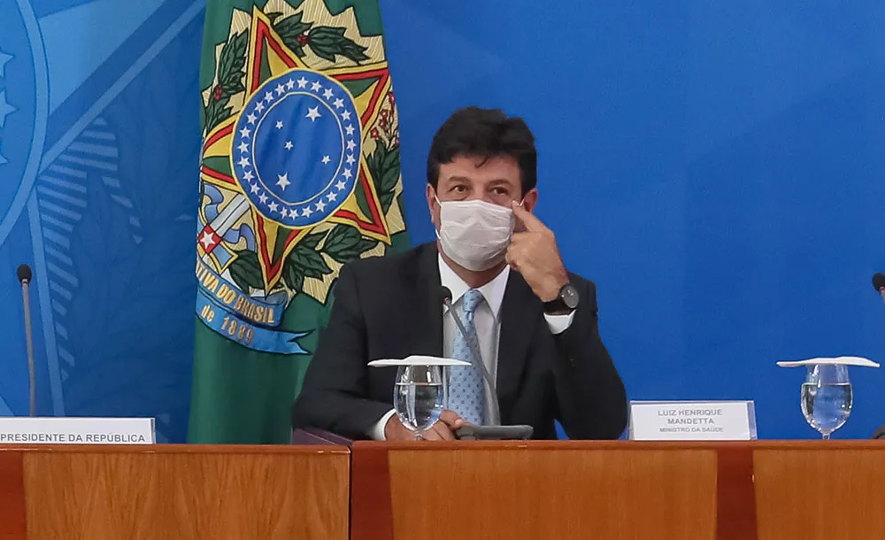 Ministro sugere uso de máscara de pano