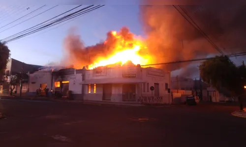 Incêndio de grandes proporções em Apucarana destrói comércios 