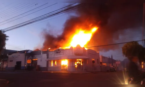 
							Incêndio de grandes proporções em Apucarana destrói comércios 
						
						