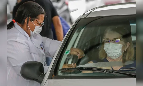 Arapongas vacina pessoas acima de 60 anos através de 