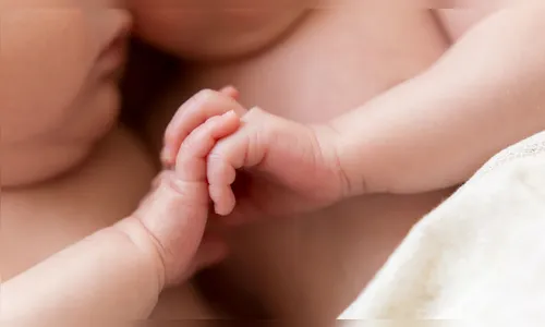 Pais batizam de Corona e Covid casal de gêmeos recém-nascidos