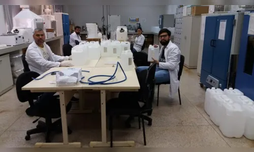 
							Campus Ivaiporã produz álcool líquido 70% para doar às equipe de saúde  
						
						