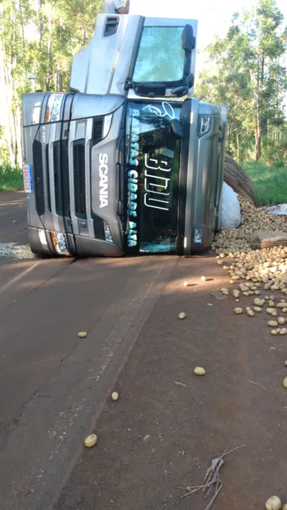 Caminhão carregado com batatas tomba na PR-170, em Novo Itacolomi