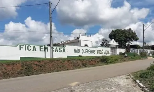“Fica em casa, não querermos você aqui”, diz recado de prefeito em muro de cemitério 