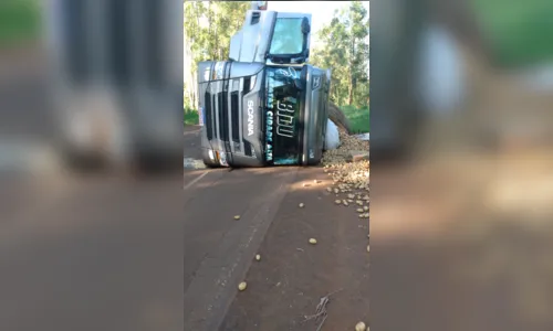 Caminhão carregado com batatas tomba na PR-170, em Novo Itacolomi