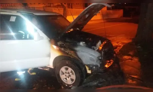 
							Caminhonete pega fogo em Apucarana 
						
						