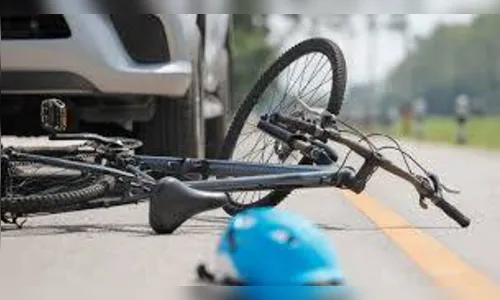 Adolescentes ficam feridos em acidente entre bicicleta e automóvel