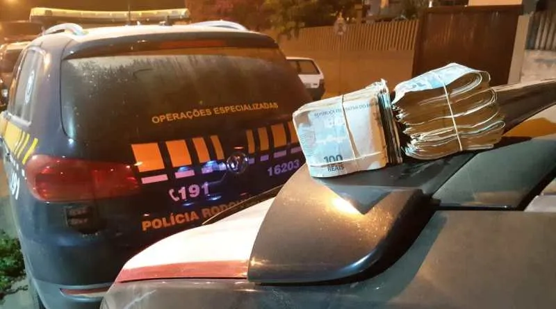 Os homens estavam em um carro quando foram presos; mais de R$ 17 mil foram apreendidos e um fugitivo por homicídio também foi preso. (Foto: Agência PRF)