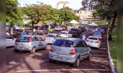 
							Drive-thru vacina 1,5 mil pessoas contra gripe em Apucarana
						
						