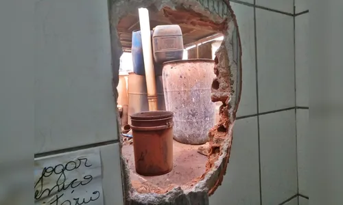 Ladrões fazem buraco na parede de supermercado, levam  mercadorias e cerca de R$ 20 mil em dinheiro