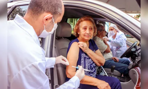 
							Drive-thru vacina 1,5 mil pessoas contra gripe em Apucarana
						
						