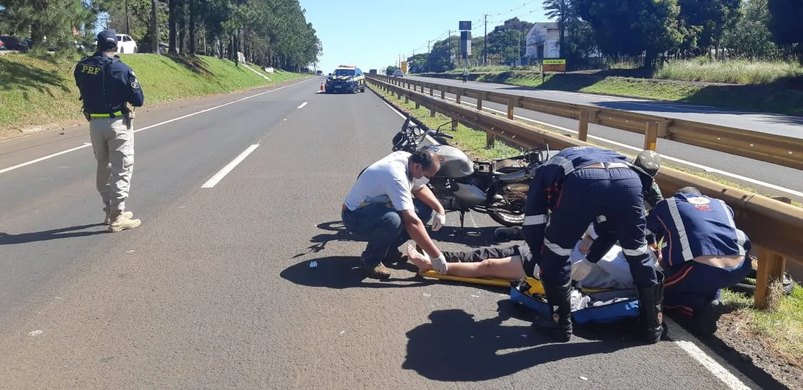 Motociclista sem habilitação sofre queda na BR-376