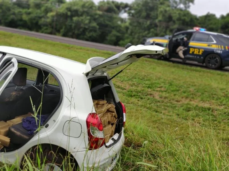 Antes de ser abordado, traficante quase provocou uma colisão frontal na BR-277; motorista que viajava no sentido contrário teve que sair da pista (Foto: Agência PRF/PR)