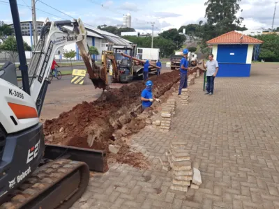 Obra de implantação de rede coletora de esgoto para atender Hospital Regional de Ivaiporã