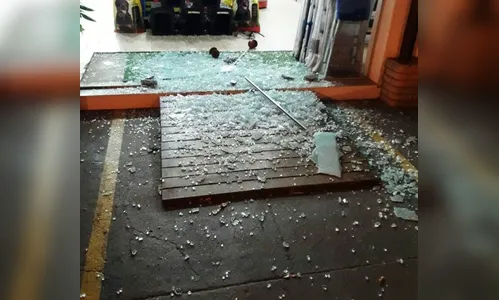Ladrão quebra vidro e furta loja, em Ivaiporã