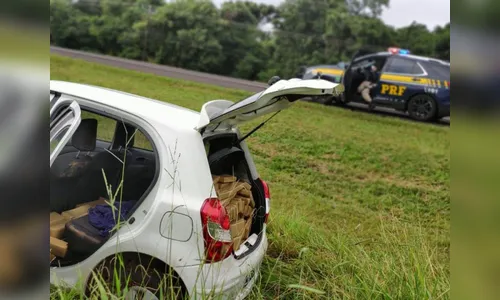 Após fuga pela contramão, PRF apreende maconha e recupera carro roubado no Paraná; assista
