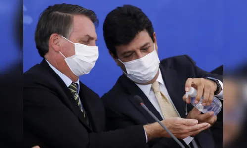Maioria confia mais em Mandetta do que em Bolsonaro na gestão da crise do coronavírus, aponta pesquisa
