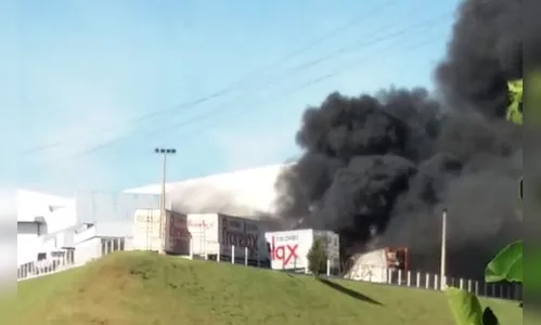 Caminhões ficam destruídos após incêndio em Mandaguari