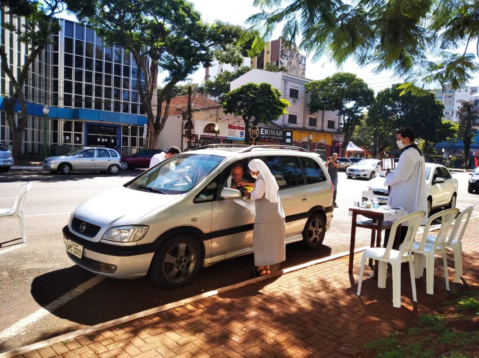 Drive-thru da Eucaristia atrai fiéis neste domingo de Páscoa, em Apucarana